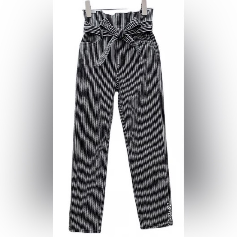 Frame Denim Pleated Pegged Jeans - Picture 3 of 12